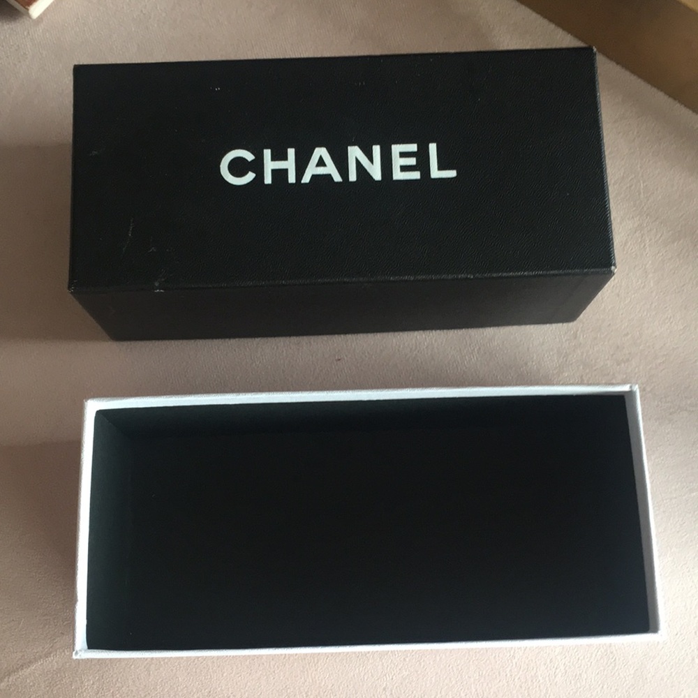 Small Chanel Box - Picture 2 of 3